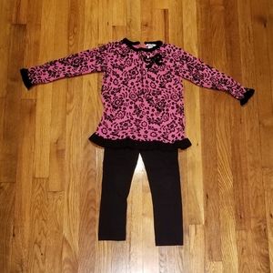 Hartstring 2 piece sweater and pant set.